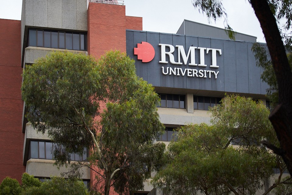 Logo RMIT trên bức tường