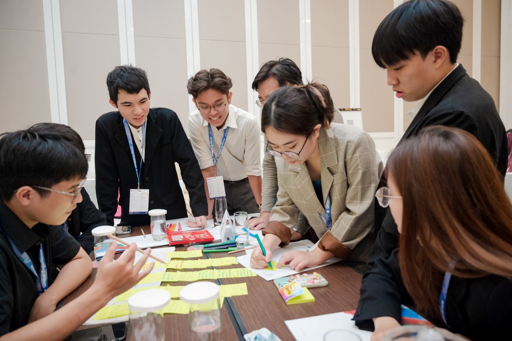 Tinh (standing, far left) working with teammates during the RMIT Global Leadership Experience program in 2022 in Hanoi