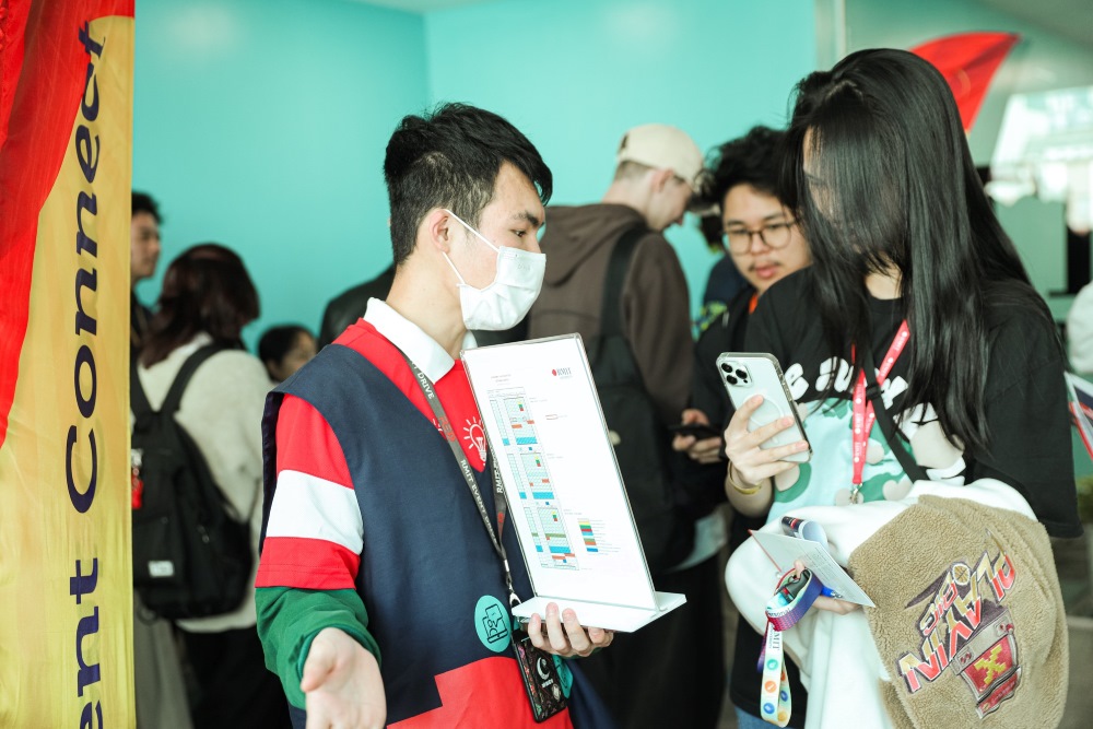 Tinh assisting first-year students at the RMIT Welcome Day (Photo: RMIT)
