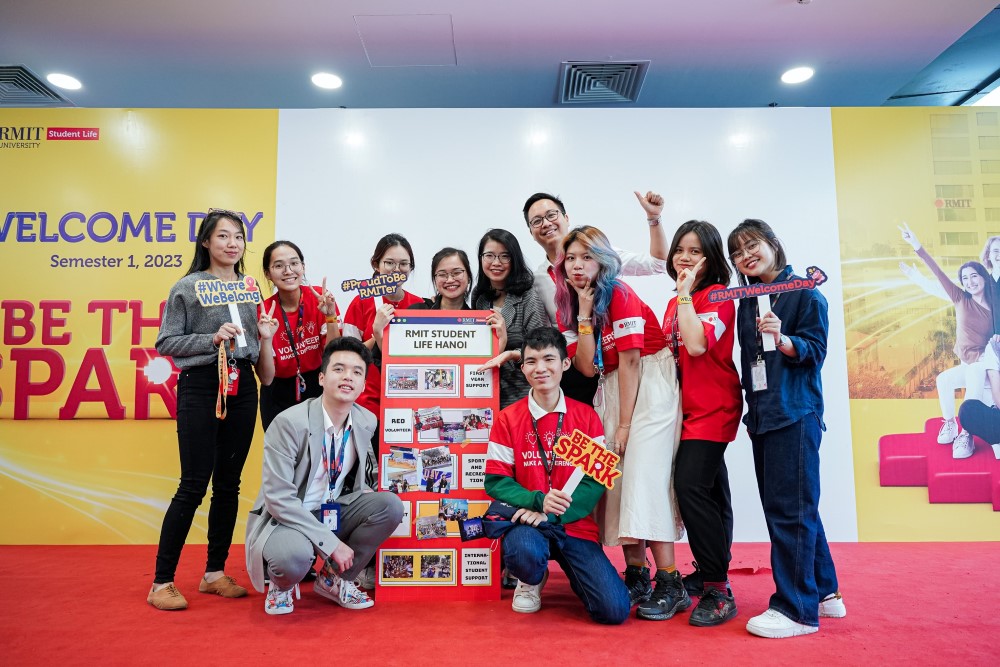 Tinh with student volunteers and staff at the RMIT Welcome Day in 2023 