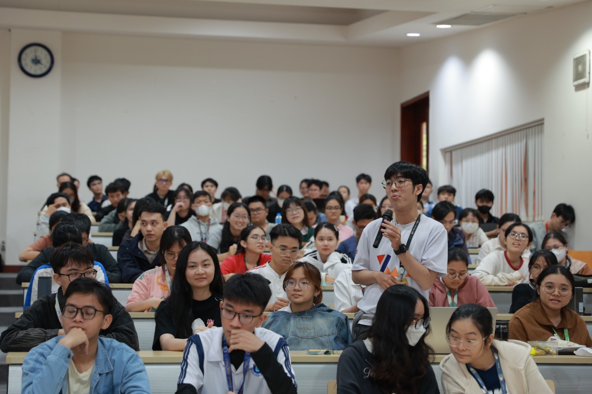 A student raises a question on internship opportunities and real-world solution implementation