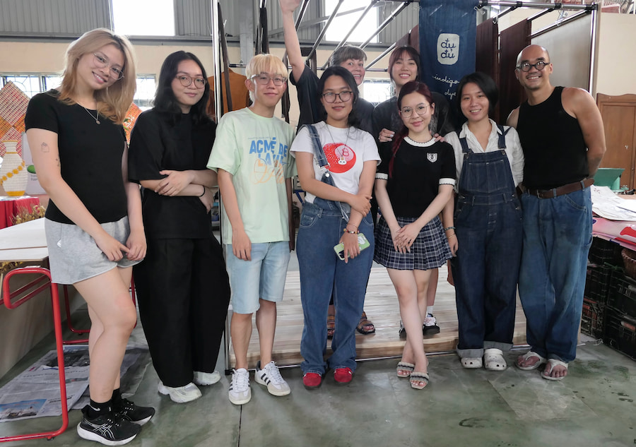 RMIT students and course coordinator Titi Rylander with artists from Du Du Indigo studio. (Photo: Mitchell Vassie, Bui Hoang Tien Dung)