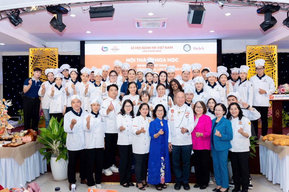 Chefs and experts pose for a group photo