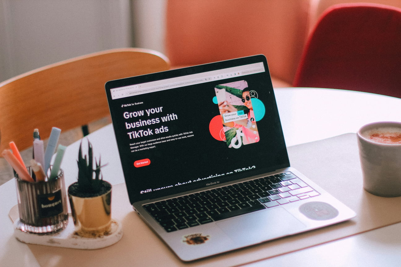 AI có thể cải thiện marketing mạng xã hội để tăng doanh số cũng như sự hài lòng của khách hàng. (nguồn: Unsplash) 